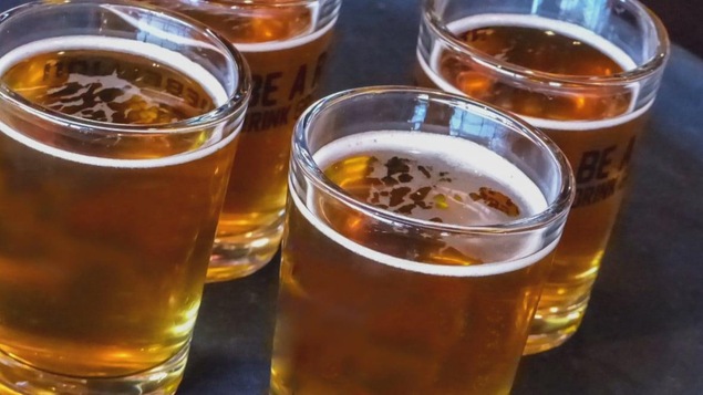 Des verres remplis de bière.