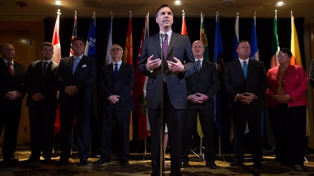 Le ministre fédéral des Finances, Bill Morneau, devant ses homologues provinciaux et territoriaux, à Vancouver, en décembre 2016