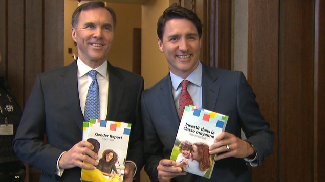 Bill Morneau et Justin Trudeau présentent le budget.