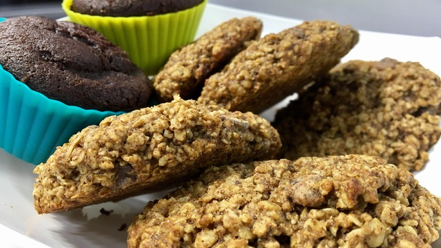Des biscuits et des muffins cuisinés à l'aide de farine de grillons.