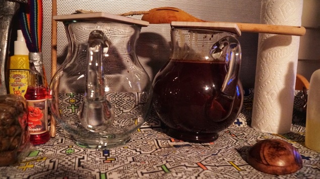 Pot avec un liquide brun