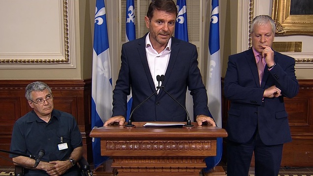 Les députés caquistes François Bonardel (centre) et François Paradis (droite), et M. Yvon Cournoyer. Les députés caquistes François Bonardel (centre) et François Paradis (droite), et M. Yvon Cournoyer.