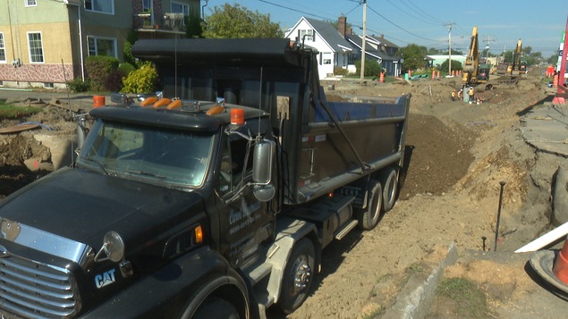 Camion qui verse du sable dans un chemin en travaux. Camion qui verse du sable dans un chemin en travaux.