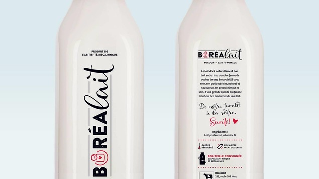 Deux bouteilles de lait en verre avec le logo de l'entreprise Boréalait.