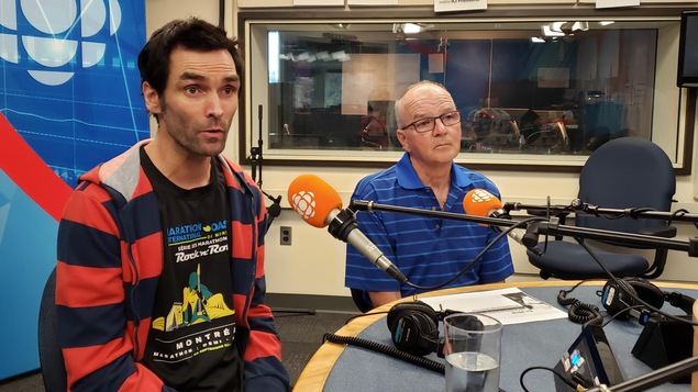Les deux cyclistes en entrevue dans les studios de Radio-Canada.