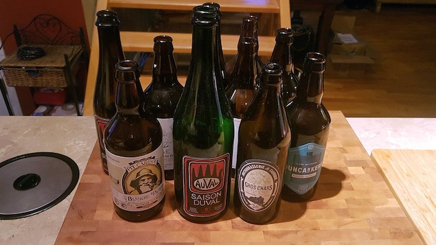 Des bouteilles de bière vides.