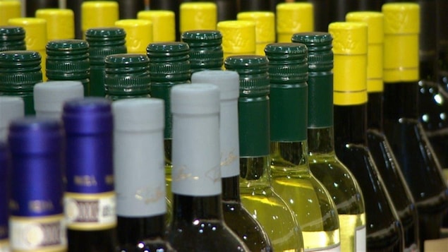 Des bouteilles de vin alignées dans un magasin d'alcool