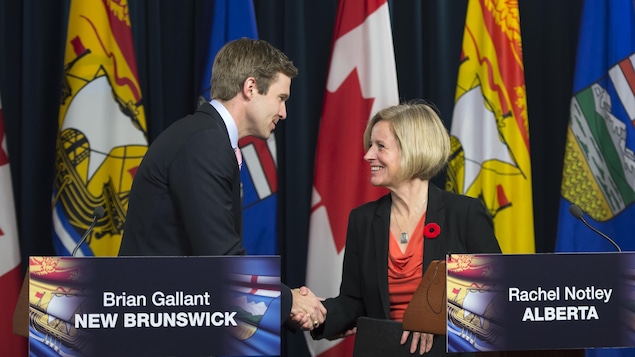 Rachel Notley sert la main de Brian Gallant Rachel Notley sert la main de Brian Gallant