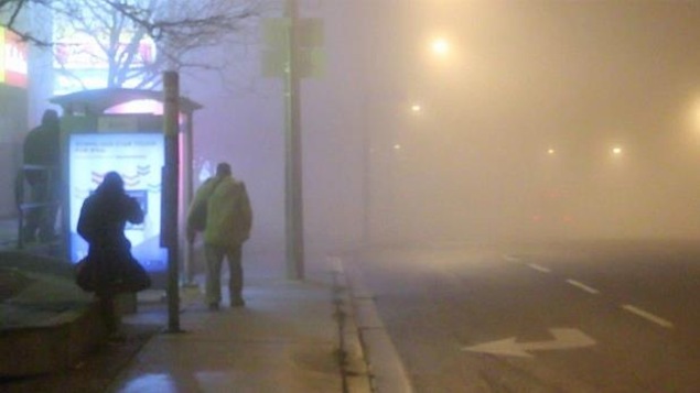 Un arrêt de la CTT dans le brouillard à Toronto.