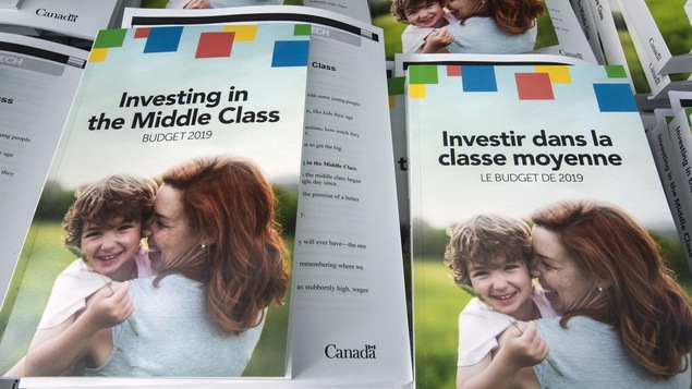 En français et en anglais, des copies du budget fédéral.
