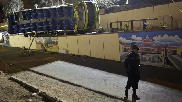 Un autocar est couché sur le côté avec son toit arraché par les secours après un grave accident sur la colline de San Cristobal, près de Lima. Un autocar est couché sur le côté avec son toit arraché par les secours après un grave accident sur la colline de San Cristobal, près de Lima.