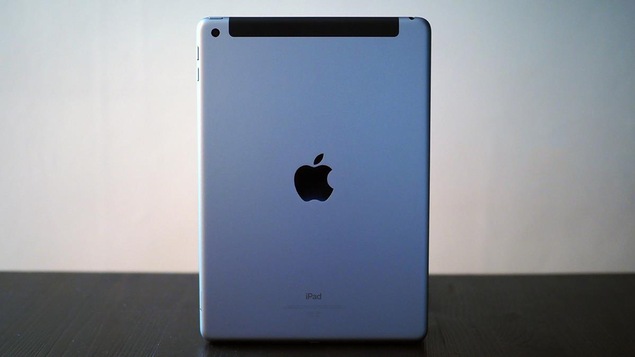 Le nouvel iPad de 9,7 pouces (2017) vu de dos. Le nouvel iPad de 9,7 pouces (2017) vu de dos.