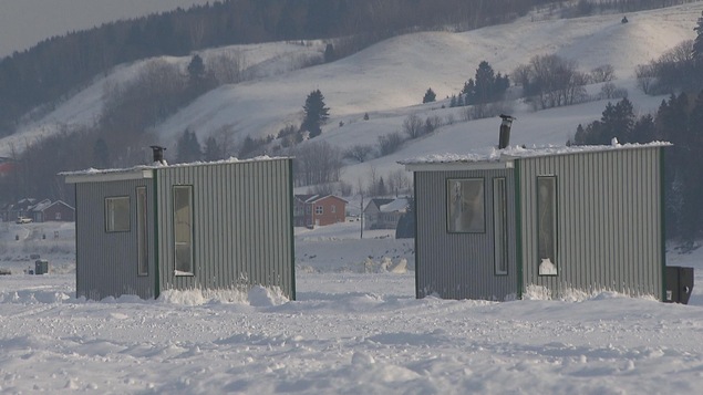 Cabanes pour la pêche sur glace sur la Baie-des-Ha-Ha à Saguenay