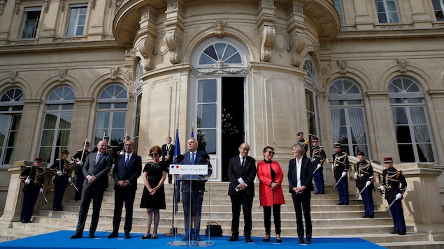 Le nouveau gouvernement est constitué d'un nombre égal d'hommes et de femmes. Le cabinet du premier ministre Édouard Philippe compte 18 ministres et 4 secrétaires d'État.