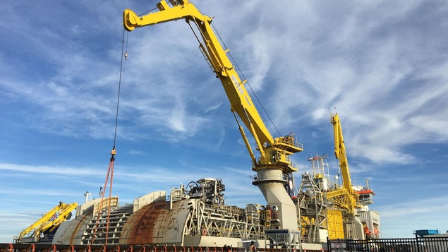 Un navire équipé d'une grue Un navire équipé d'une grue