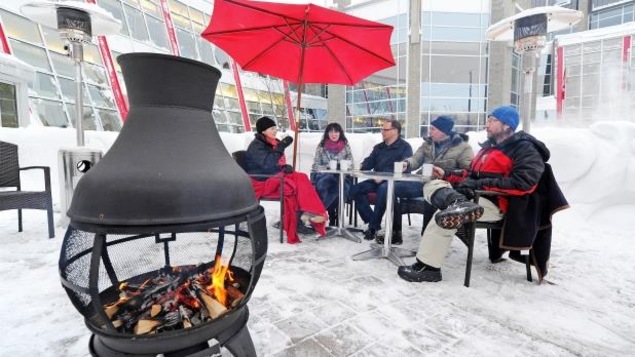 La terrasse du Café bicyclette, à Edmonton en plein hiver. La terrasse du Café bicyclette, à Edmonton en plein hiver.