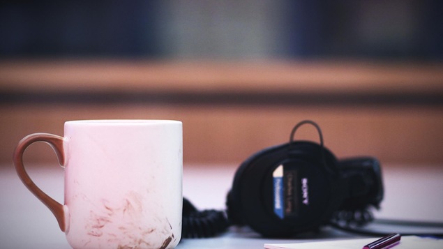 Une tasse de café sur une table.
