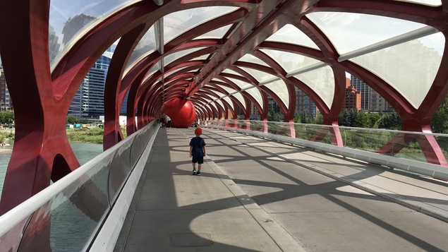 La balle rouge coincé dans un pont couvert