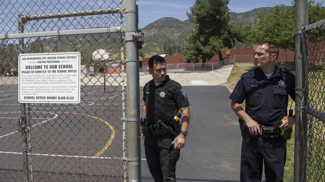 Des policiers en faction sur le site de l'école Des policiers en faction sur le site de l'école