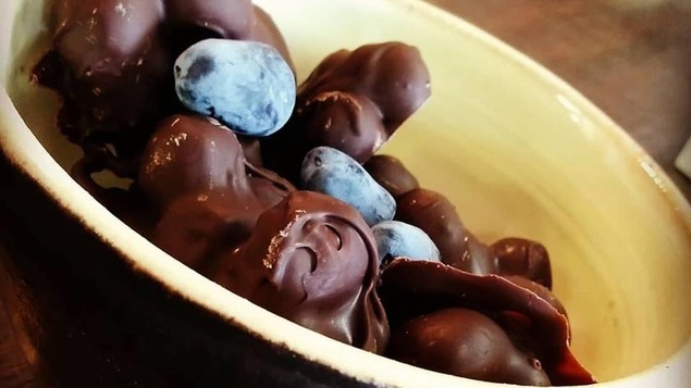 Des camerises enrobées dans le chocolat noir
