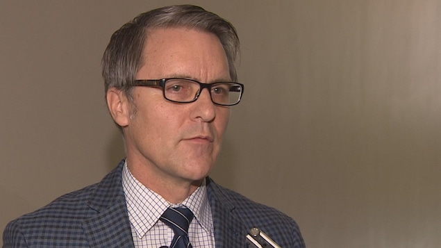 Le ministre des finances du Manitoba, Cameron Friesen, lors d'une conférence de presse sur le déficit de la province. Le ministre des finances du Manitoba, Cameron Friesen, lors d'une conférence de presse sur le déficit de la province.