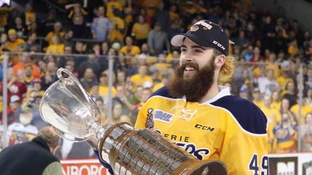 Cameron Lizotte, des Otters d'Erie, soulève le trophée de la Ligue de hockey de l'Ontario. Cameron Lizotte, des Otters d'Erie, soulève le trophée de la Ligue de hockey de l'Ontario.