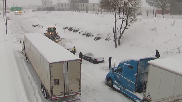 Deux camions immobilisés sur l'autoroute 13, où quelque 300 automobilistes ont été bloqués. Deux camions immobilisés sur l'autoroute 13, où quelque 300 automobilistes ont été bloqués.