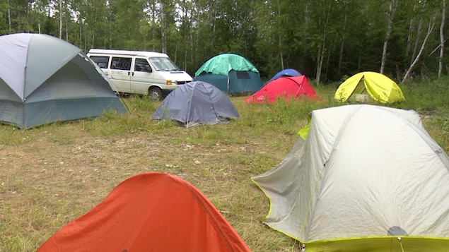 Le Camp de la rivière regroupe de plus en plus de militants.
