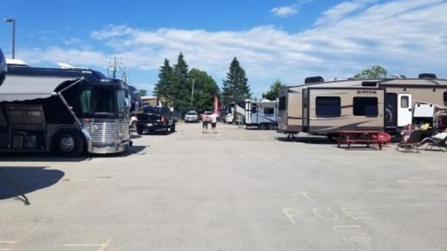 Des véhicules motorisés dans un stationnement. Des véhicules motorisés dans un stationnement.