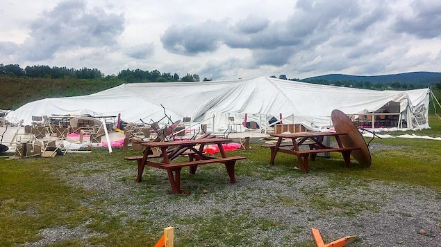 Le chapiteau de la Coop Camping St-Esprit s'est effondré en raison des vents violents, dimanche soir Le chapiteau de la Coop Camping St-Esprit s'est effondré en raison des vents violents, dimanche soir