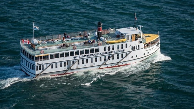 Le navire Canadian Empress sur un plan d'eau