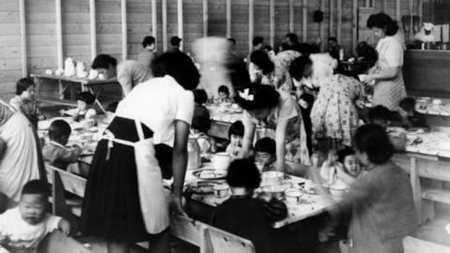 Des femmes et des enfants d'origine japonaise internés à Hastings Park, à Vancouver, durant la Deuxième Guerre mondiale. (Archives de Vancouver, 1942) Des femmes et des enfants d'origine japonaise internés à Hastings Park, à Vancouver, durant la Deuxième Guerre mondiale. (Archives de Vancouver, 1942)