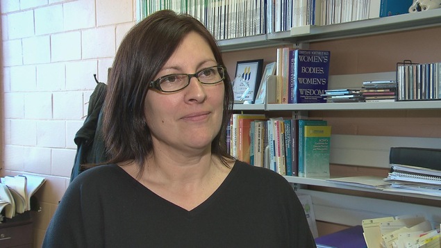La directrice de l'école de kinésiologie de l'Université de Moncton en entrevue dans son bureau. La directrice de l'école de kinésiologie de l'Université de Moncton en entrevue dans son bureau.