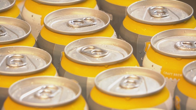 Des canettes de bière vues de près.
