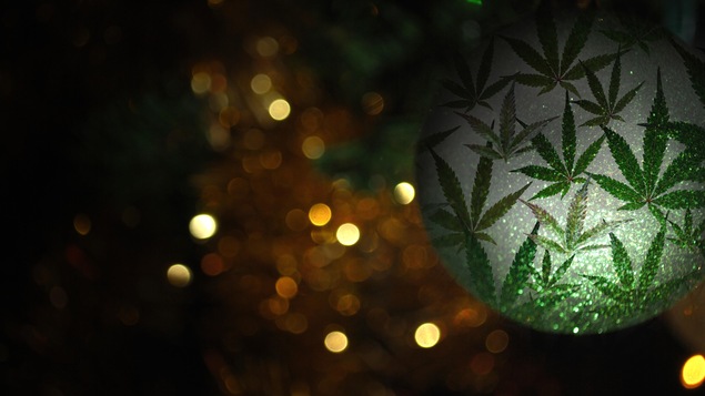 Une boule de Noël ornée de représentations de feuilles de cannabis