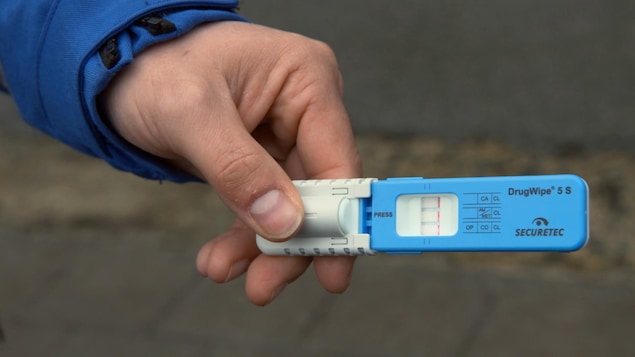 Un policier belge tient un test de dépistage de drogues dans la salive.
