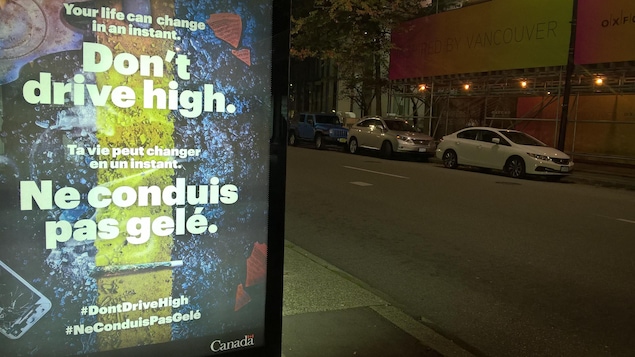 Une affiche placée à un arrêt d'autobus à Vancouver indique aux conducteurs de ne pas prendre le volant sous l'effet du cannabis