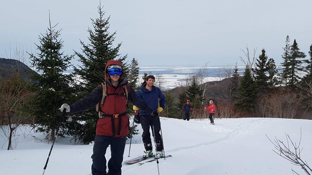 Cap Castor est situé entre mer et montagne, en Haute-Gaspésie.