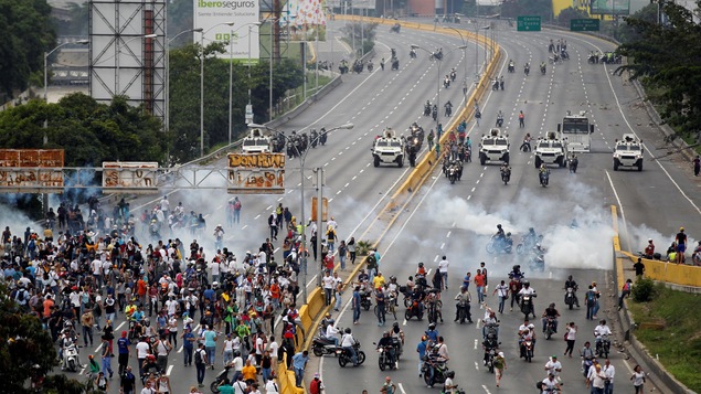 Moins dense que la veille, la foule comptait tout de même des milliers de personnes, rassemblées dans les rues de Caracas pour dénoncer le régime de Maduro. Moins dense que la veille, la foule comptait tout de même des milliers de personnes, rassemblées dans les rues de Caracas pour dénoncer le régime de Maduro.