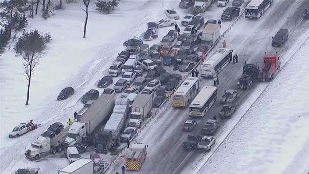 Le carambolage à Innisfil en février 2014, de la neiget et des dizaines de véhicules et de camions se sont rentrés dedans