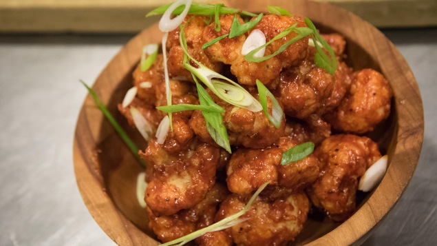 Du chou-fleur frit dans une sauce rouge Du chou-fleur frit dans une sauce rouge
