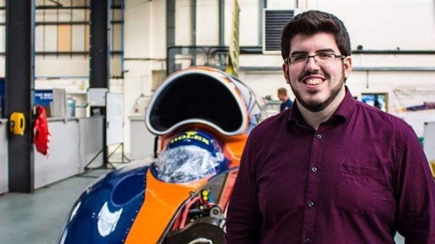 Carl Perron, étudiant en génie aérospatial à Polytechnique Montréal, originaire de Sept-Îles et passionné de robotisation. Carl Perron, étudiant en génie aérospatial à Polytechnique Montréal, originaire de Sept-Îles et passionné de robotisation.