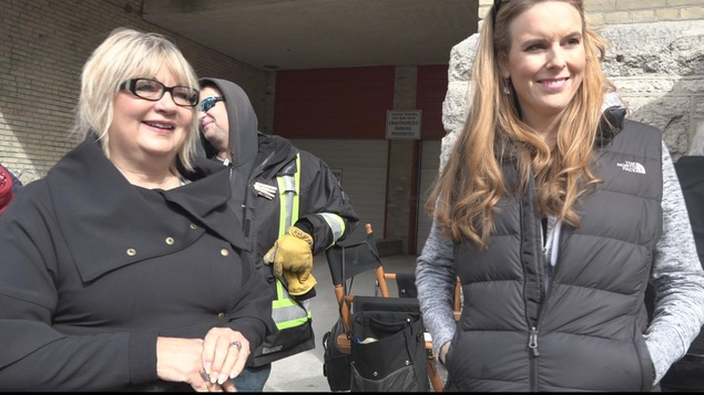 Deux femmes regardent dans la même direction. Deux femmes regardent dans la même direction.