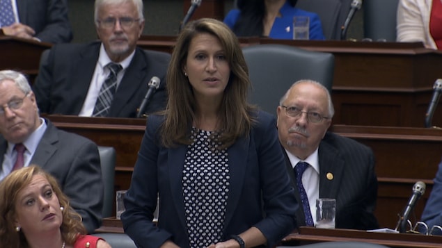 La Procureure générale de l'Ontario Caroline Mulroney debout en chambre.