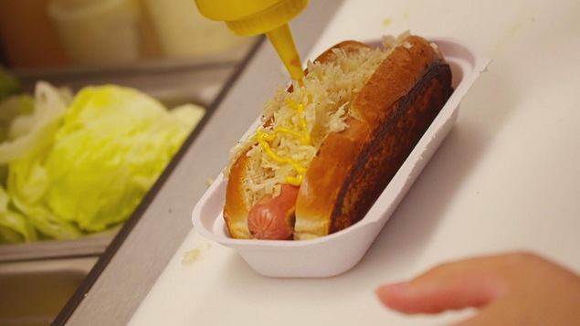Un hotdog avec de la choucroute et de la moutarde
