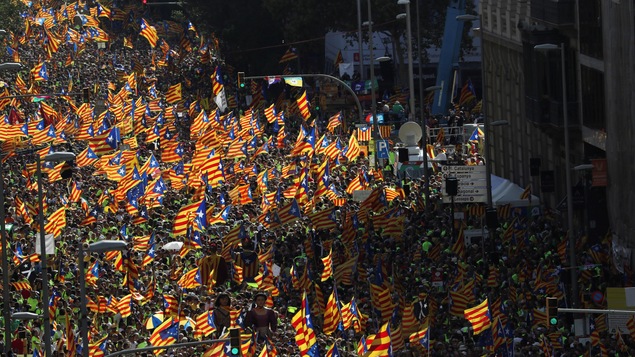 Des milliers de personnes sont descendues dans les rues de Barcelone pour revendiquer l'indépendance de la Catalogne, agitant des drapeaux rouge, jaune et bleu à l'effigie de la région. Des milliers de personnes sont descendues dans les rues de Barcelone pour revendiquer l'indépendance de la Catalogne, agitant des drapeaux rouge, jaune et bleu à l'effigie de la région.