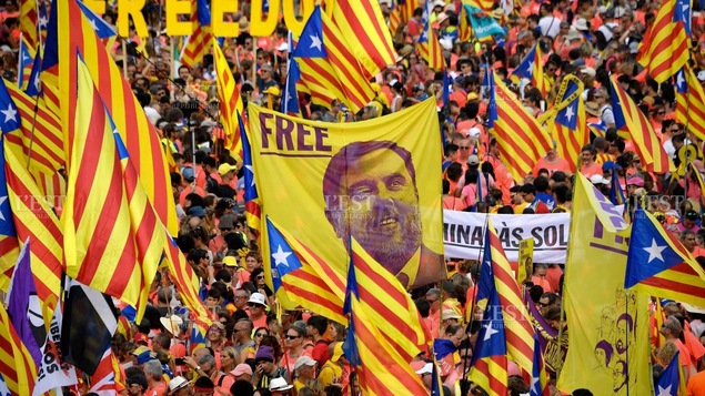 Une manifestation des plusieurs personnes qui brandissent le drapeau catalan