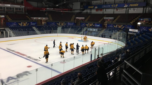 Treize joueurs et deux entraîneurs des Cataractes de Shawinigan sont sur la glace du Centre Gervais Auto à l'occasion de leur camp d'entraînement. Quelques partisans sont dans les gradins pour observer l'équipe.