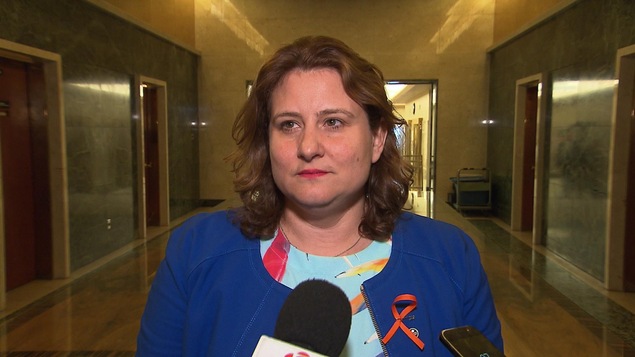 Catherine Hrel Bourdon dans un grand hall vide
