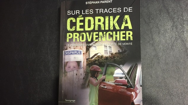 Couverture du livre se Stéphane Parent sur l'affaire Cédrika Provencher. On y voit le titre: Sur les traces de Cédrika Provencher - Le parcours d'une homme en quête de vérité, de même qu'une photo sur laquelle on aperçoit une fillette qui tient la portière d'une voiture rouge dans laquelle elle s'apprête à monter,
